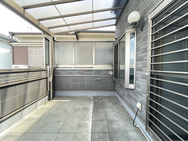 太秦一ノ井町　中古戸建のバルコニー|3F　バルコニー
洗面室・浴室横に屋根付きバルコニーを設けており、雨の日のお洗濯も安心。
スムーズな家事動線で、日々の暮らしを快適にサポートします。