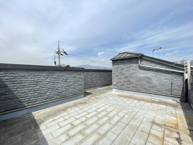 太秦一ノ井町　中古戸建のバルコニー|屋上
屋上からは五山の送り火を望むことができ、周囲に遮るものがないため360度の開放感あふれる眺望が広がります。
水栓も備えており、アウトドアリビングとしてもお楽しみいただけます。