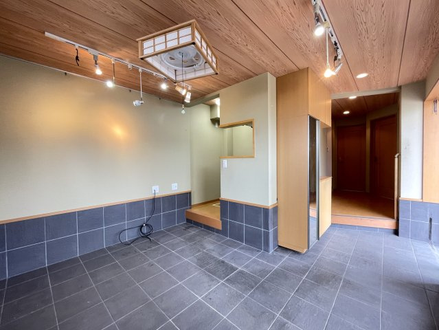 太秦一ノ井町　中古戸建の内装|玄関からひと続きで使えるフリールーム。
ミニキッチン付きで、多目的にご活用いただけます。
2面採光のため、明るく開放感のある空間です。
店舗やサロンなど、事業用途としてのご利用もご検討いただけます。