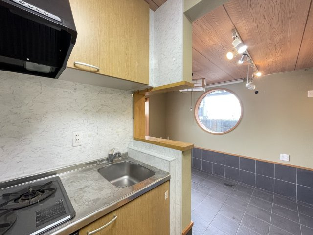 太秦一ノ井町　中古戸建のキッチン|フリールームにはミニキッチンを設置。
軽食の準備や来客時のおもてなしにも便利で、店舗やサロン利用にも対応しやすい仕様です。
