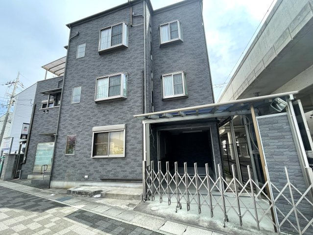 太秦一ノ井町　中古戸建の外観|≪≪長期優良住宅≫≫
屋上付き・ホームエレベーター完備の一戸建て。
5SLDK＋フリールームのゆとりある住空間です。
ライフスタイルに合わせた間取り変更やリフォームプランのご提案も可能です。