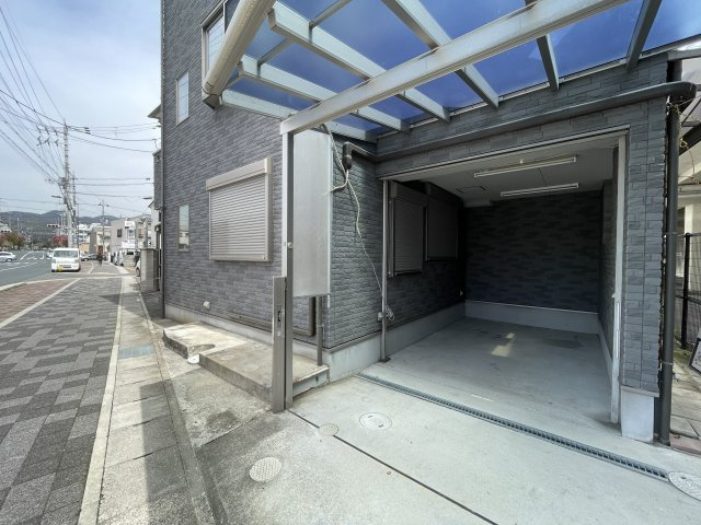 太秦一ノ井町　中古戸建の駐車場|車庫
サイズ幅約2.5ｍ　奥行約6ｍ　高さ約2.8ｍ