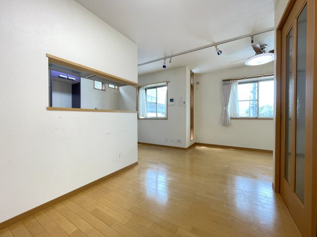 太秦一ノ井町　中古戸建の内装|リビング　14.4帖