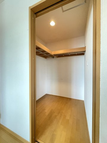 太秦一ノ井町　中古戸建の収納|3Ｆ　洋室5.7帖　ウォークインクローゼット