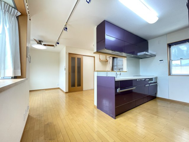 太秦一ノ井町　中古戸建のキッチン|リビング14.4帖
4カ所の窓からたっぷりと陽光が差し込む、明るく開放的なリビング。
対面式キッチンを採用しており、ご家族とのコミュニケーションを楽しみながらお料理ができます。