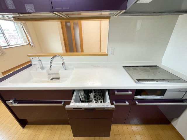 太秦一ノ井町　中古戸建のキッチン|食洗機付きで家事の負担を軽減できるキッチン。
IH3口コンロを備え、お料理もスムーズに行えます。
お手入れもしやすく、日々のお掃除も楽に行えます。