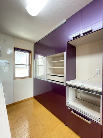 太秦一ノ井町　中古戸建のキッチン|収納力豊富なパントリー付き。
食材や調理器具をすっきり整理でき、キッチンまわりを美しく保てます。