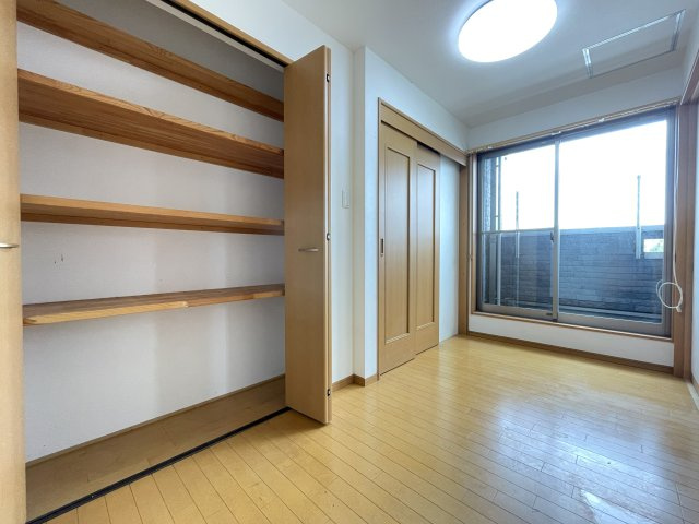 太秦一ノ井町　中古戸建の収納|2F　洋室4帖　
リフォームで隣接する和室（約4.5帖）とつなげることで、約8.5帖の広々としたお部屋としてご利用いただくことも可能です。