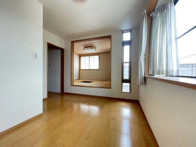 太秦一ノ井町　中古戸建の洋室|3F　洋室5..7帖　
収納力豊富なウォークインクローゼット付きで、衣類や荷物をすっきり整理できます。