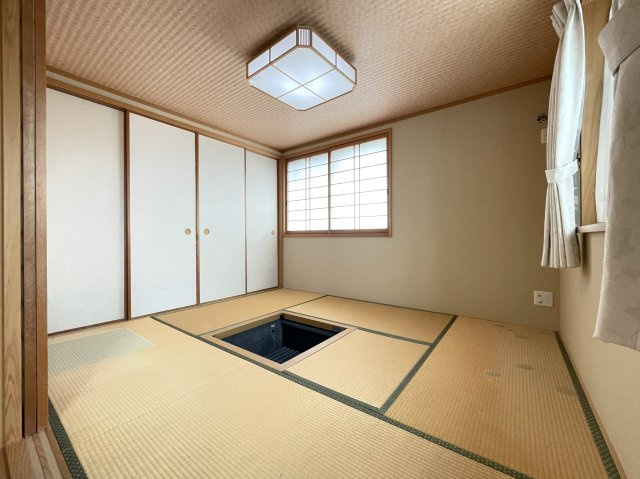 太秦一ノ井町　中古戸建の和室|3F　和室5.3帖
小上がりの和室には掘りごたつを設けており、ゆったりとくつろげます。
2面採光で日当たりも良く、落ち着きのある居心地の良い空間です。