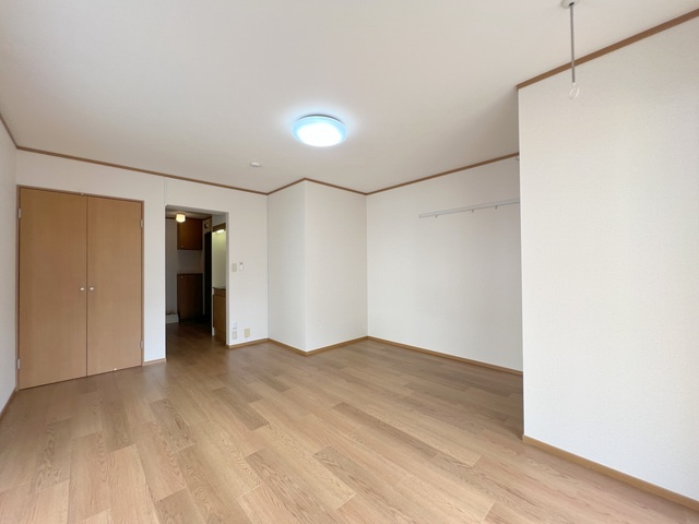 マ・メゾン　ボヌールの居間・リビング|★明るいフローリングの角部屋です★