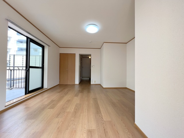 マ・メゾン　ボヌールの居間・リビング|★明るいフローリングの角部屋です★