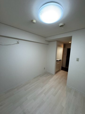 【洋室】 | ALPS山下町 | 白を基調とした明るい雰囲気の居室