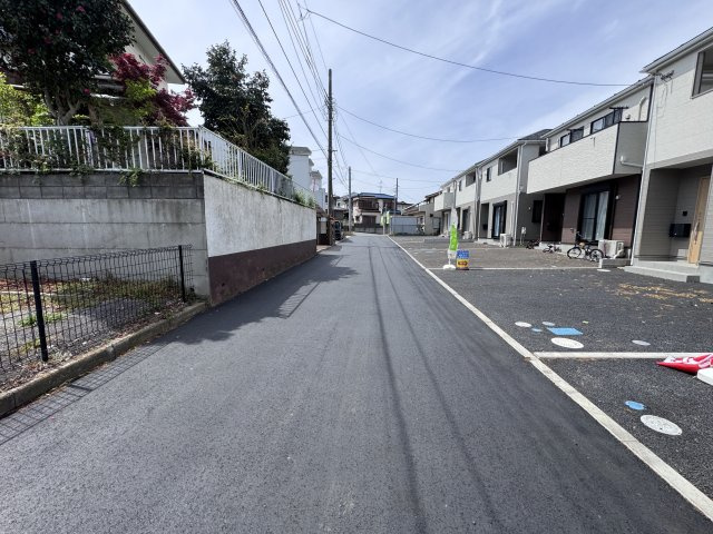 柏市新逆井１丁目新築戸建【土南部小学校：4分】の前面道路含む現地写真|南側前面道路・幅員約4.5ｍ