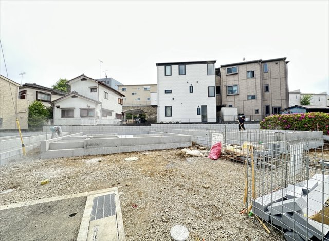 【外観】 | 志木市本町2丁目　新築一戸建住宅　全5棟　(志木本店) | 販売現地／2026年4月18日撮影　
全棟カースペース付のゆとりある敷地です。