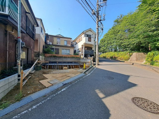 【前面道路含む現地写真】 | 新座市石神4丁目　新築一戸建住宅　全1棟　(保谷店) | スーパー・コンビニ徒歩5分以内　毎日のお買い物も便利