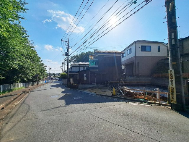 【前面道路含む現地写真】 | 新座市石神4丁目　新築一戸建住宅　全1棟　(保谷店) | バス停『石神』まで徒歩4分なので雨の日の通勤通学、小さなお子様とのお出かけも快適