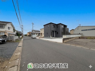 【前面道路含む現地写真】 |  LiveleGarden.S　第5栃木岩舟町静和　2号棟 | 6.4ｍの広々とした道路でお車の出し入れもラクラクです☆