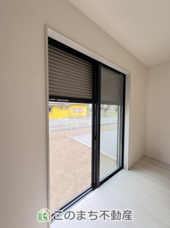 【防犯設備】 |  LiveleGarden.S　第5栃木岩舟町静和　2号棟 | 掃き出し窓にはシャッター雨戸があり安心感があります☆