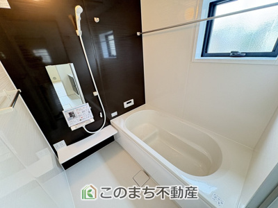 【浴室】 |  LiveleGarden.S　第5栃木岩舟町静和　 | お風呂は足を延ばしてゆったり入浴できる広々1坪タイプ☆

ばして入浴できる広々とした1坪タイプのお風呂☆


