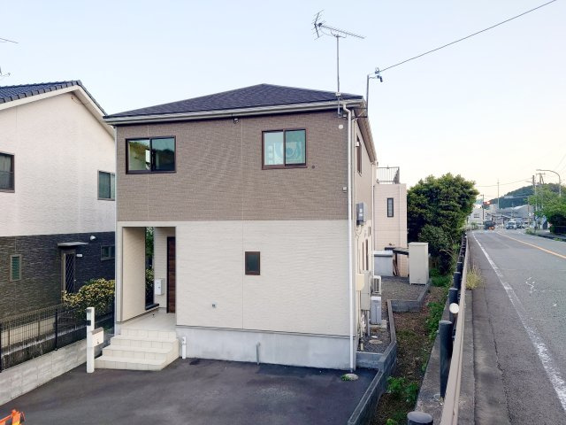 中古 戸建ての前面道路含む現地写真