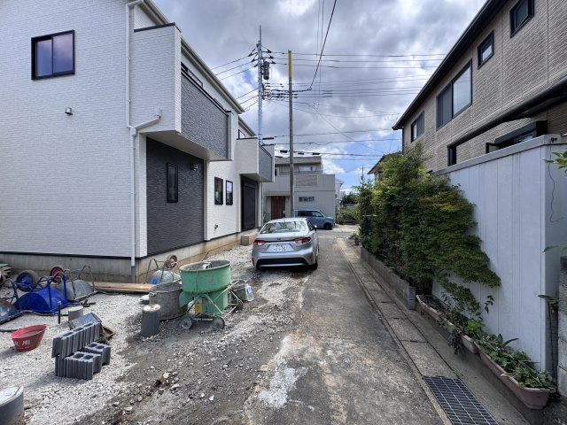 松戸市東平賀新築戸建【殿平賀小学校:8分】の前面道路含む現地写真|南側前面道路