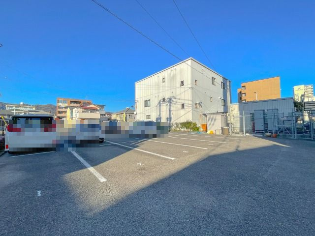 ロイヤル新本町の駐車場|カースペースがあります
