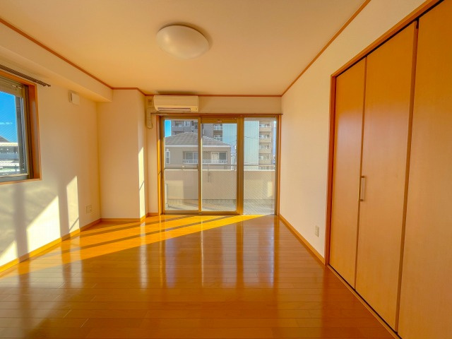 ロイヤル新本町の洋室