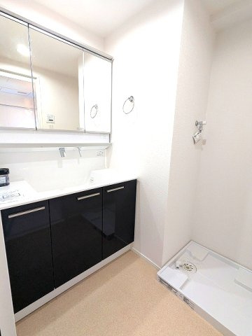 オーキッドレジデンス蔵前Ⅱの洗面所|トイレと独立した洗面脱衣室、三面鏡付ハンドシャワー付洗面台、室内洗濯機置場