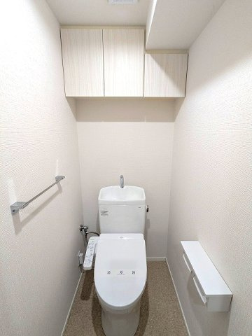 オーキッドレジデンス蔵前Ⅱのトイレ|洗面室と独立した温水洗浄便座です、2個のペーパーホルダーの上にスマホストレージ付きです