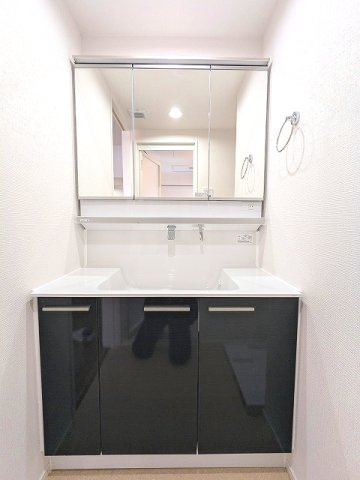 オーキッドレジデンス蔵前Ⅱの設備|トイレと独立した洗面脱衣室、三面鏡付ハンドシャワー付洗面台