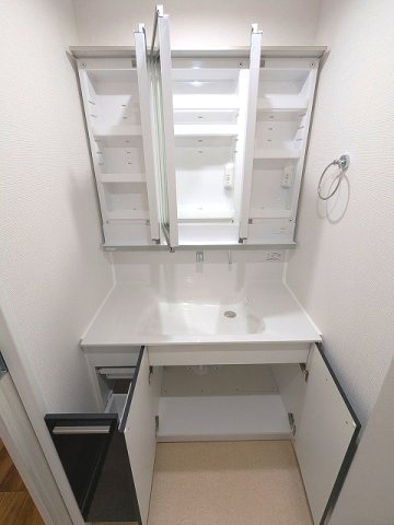 オーキッドレジデンス蔵前Ⅱの設備|トイレと独立した洗面脱衣室、三面鏡付ハンドシャワー付洗面台