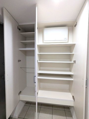 オーキッドレジデンス蔵前Ⅱの設備|傘入れ付収納豊富なトールタイプのシューズBOX