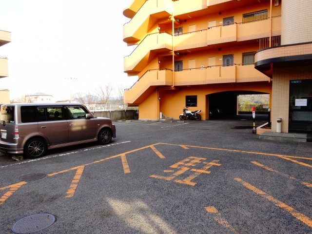 東尾マンションの駐車場
