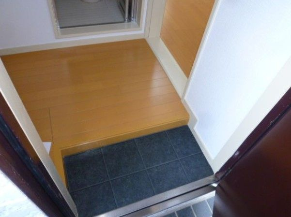 レオパレス高砂の玄関
