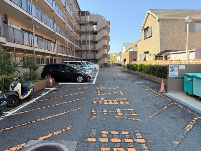 シャルマンフジ岸和田・中央公園壱番館の駐車場