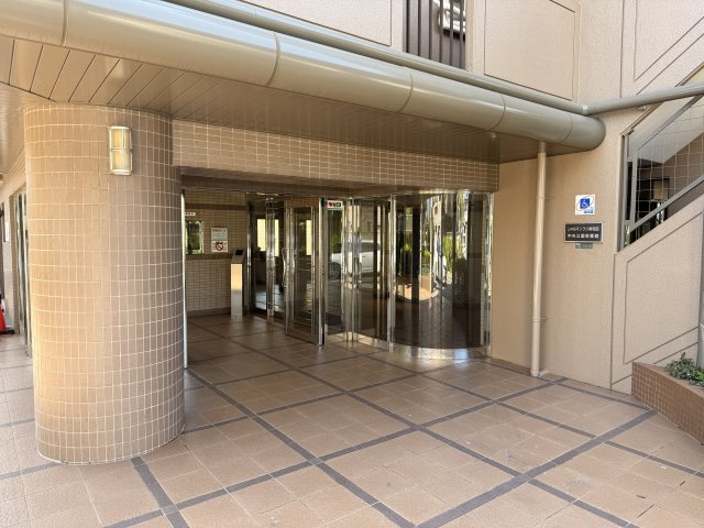 シャルマンフジ岸和田・中央公園壱番館のエントランス|清潔なエントランスです