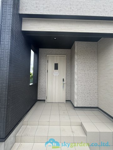 大磯町西小磯　新築戸建　全4棟2号棟の玄関