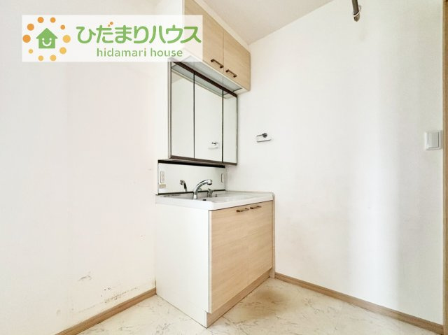【独立洗面台】 | 筑西市玉戸　中古戸建 | 三面鏡の大きな鏡は憧れます(^^♪鏡の後ろは収納となっていて、細かいものでも収納できるのでスッキリと整理できます！