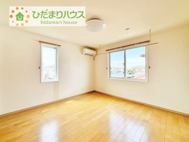【寝室】 | 筑西市玉戸　中古戸建 | 大きなベッドを置いても余裕の広さの主寝室♪