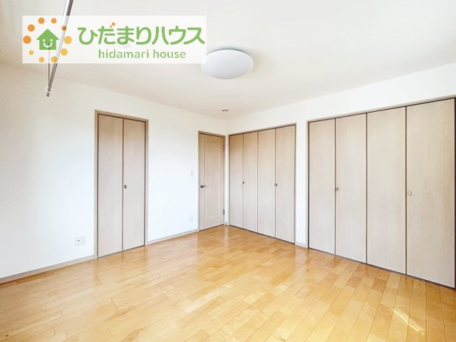 【寝室】 | 筑西市玉戸　中古戸建 | 広めの主寝室は、ベッドの他にもパソコンデスクやドレッサーなども置けちゃいます(*^-^*)