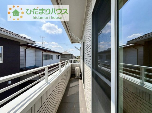【バルコニー】 | 筑西市玉戸　中古戸建 | 広々としたバルコニー。お洗濯物もぜーんぶ干せちゃいます！！