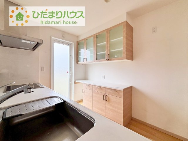 【キッチン】 | 筑西市玉戸　中古戸建 | 備え付け収納で、スッキリお片付け！