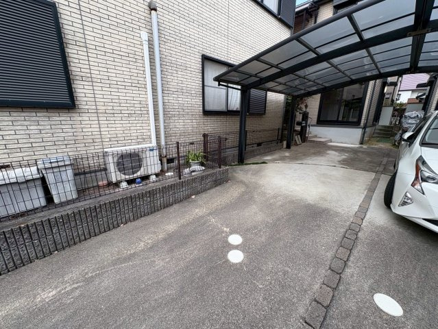 小束山本町４丁目 中古戸建ての駐車場|駐車場です