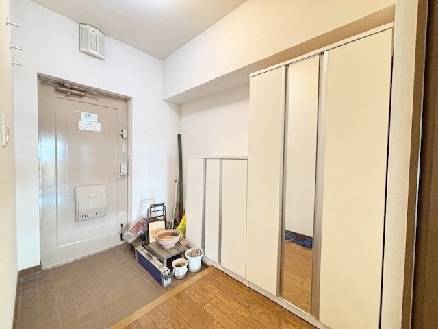写真の残置物は撤去されます。