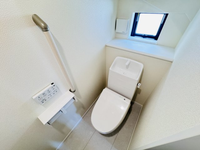 松戸市東平賀新築戸建【殿平賀小学校:8分】のトイレ|温水洗浄暖房便座つきトイレ