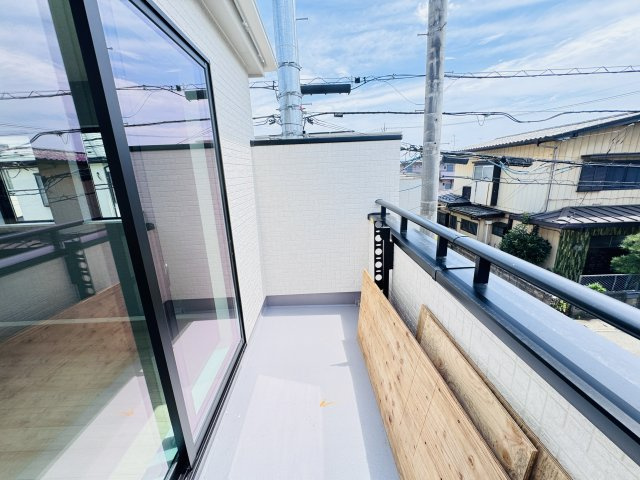 松戸市東平賀新築戸建【殿平賀小学校:8分】のバルコニー|寝室前南向きバルコニー・日当たり良好♪