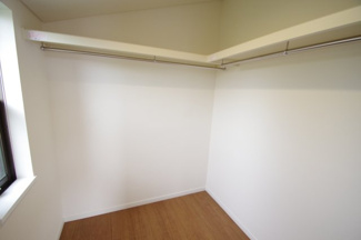 【収納】 | 【仲介手数料無料！！】多摩市連光寺3丁目　リフォーム済み中古戸建て　3399万円 | 洋室8帖のWIC（ウォークインクローゼット）