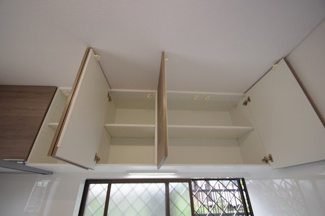 【収納】 | 【仲介手数料無料！！】多摩市連光寺3丁目　リフォーム済み中古戸建て　3399万円 | 耐震ラッチ付き吊戸棚