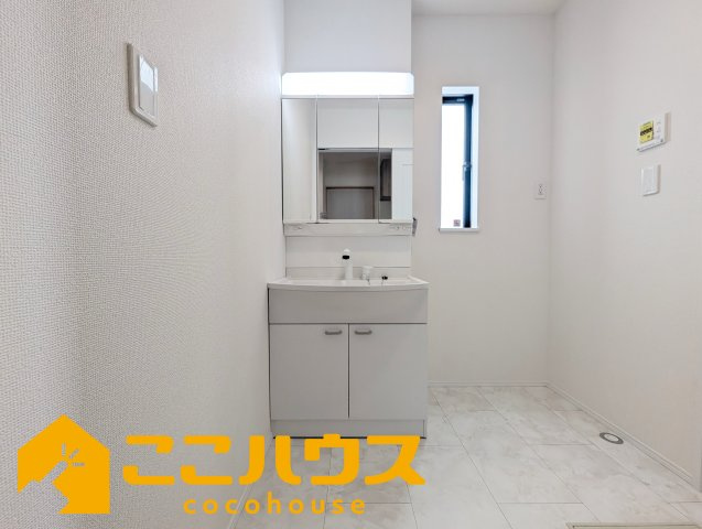 うるま市江洲2108番　新築戸建て　全10棟　G号棟の独立洗面台|独立洗面台は収納豊富な三面鏡
